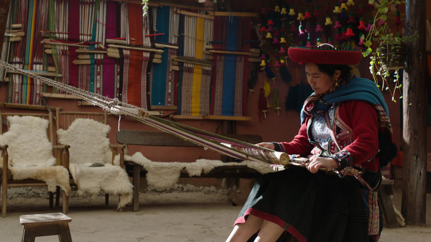 Woman Weaving Ethical Peruvian Alpaca Wool with a Weaving Belt